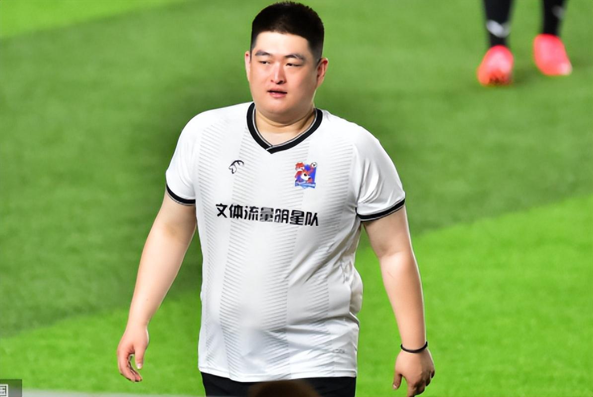 满身肥肉跑不动，还能连连进球，赵本山儿子赢麻了，都是人情世故